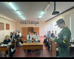 В МАОУ СОШ № 1 им. Н.И. Кондратенко и МАОУ СОШ № 16 им. К.И. Недорубова станицы Кущевской студент ВУЦ встретился со старшеклассниками, рассказал им о военном учебном центре Южного федерального университета